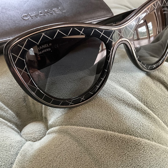 Chanel sunglasses - Picture 2 of 5
